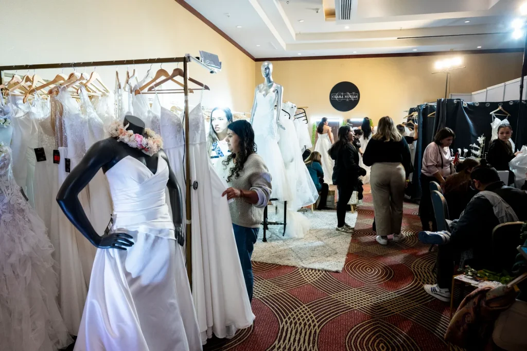 Novios recorriendo los stands de Expo Matrimonio (foto 4)