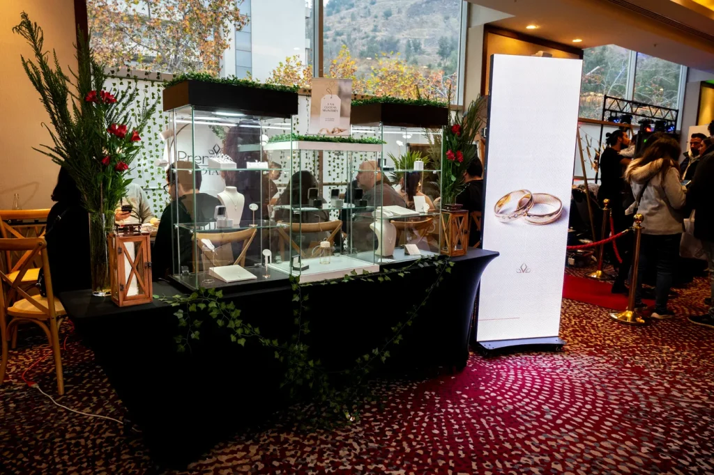Novios recorriendo los stands de Expo Matrimonio (foto 6)