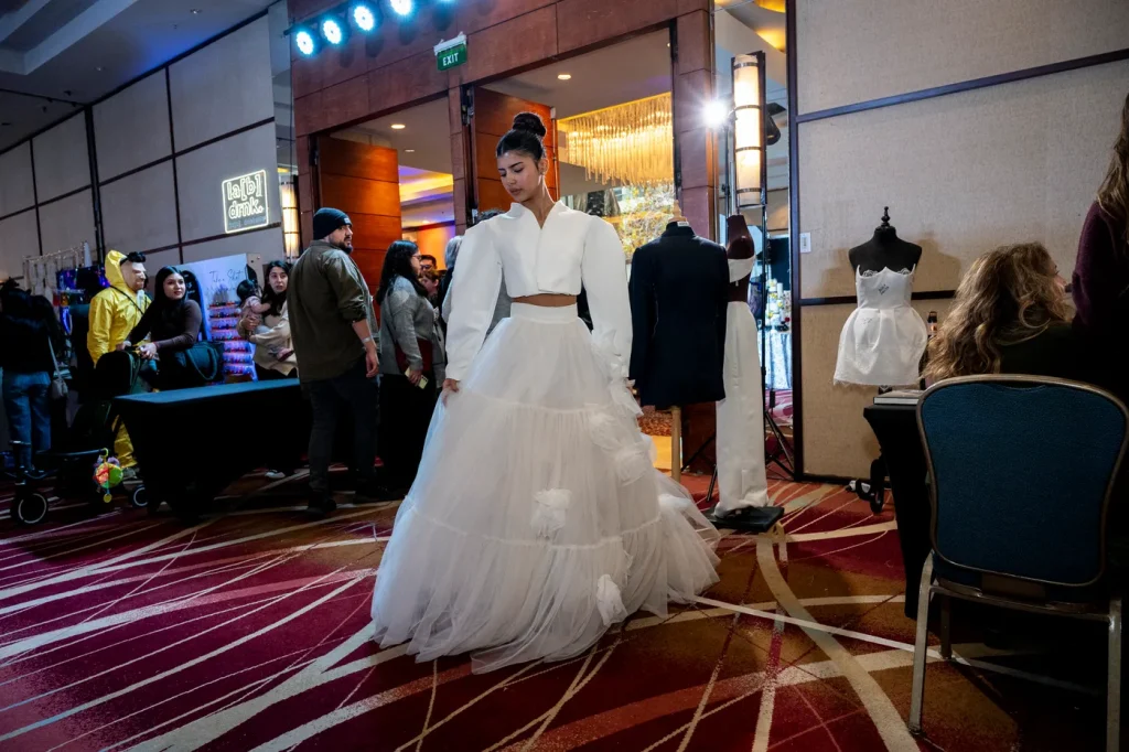 Novios recorriendo los stands de Expo Matrimonio (foto 8)